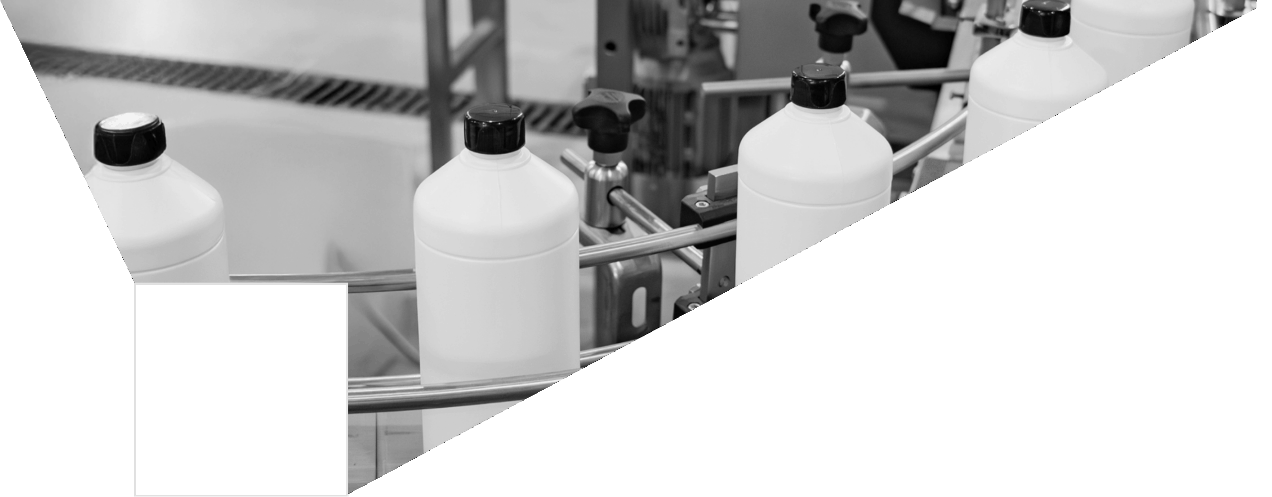 Close-up van private label reinigingsmiddelen op een productielijn