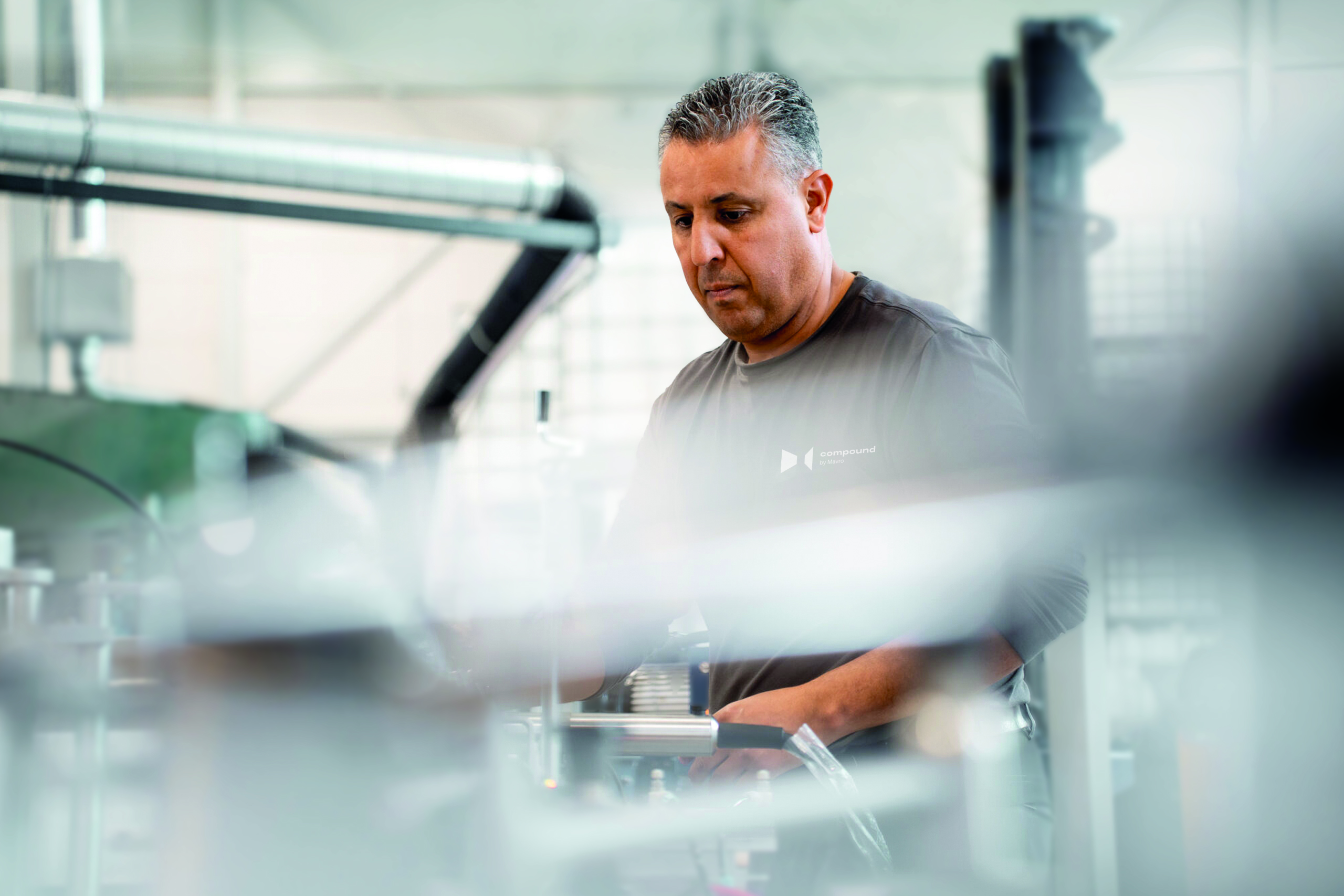 Medewerker bezig bij volautomaat machine in de fabriek