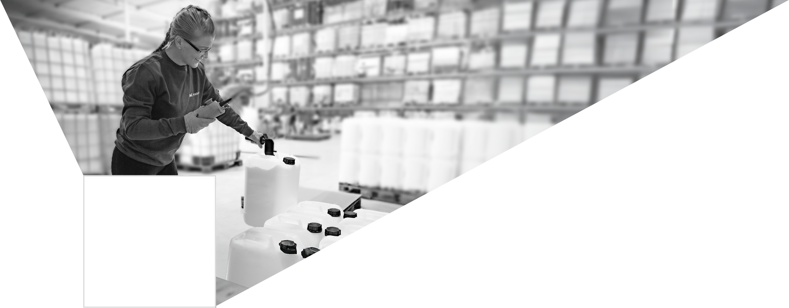 Productiemedewerker aan het werk met 25L cans in de fabriek van Compound