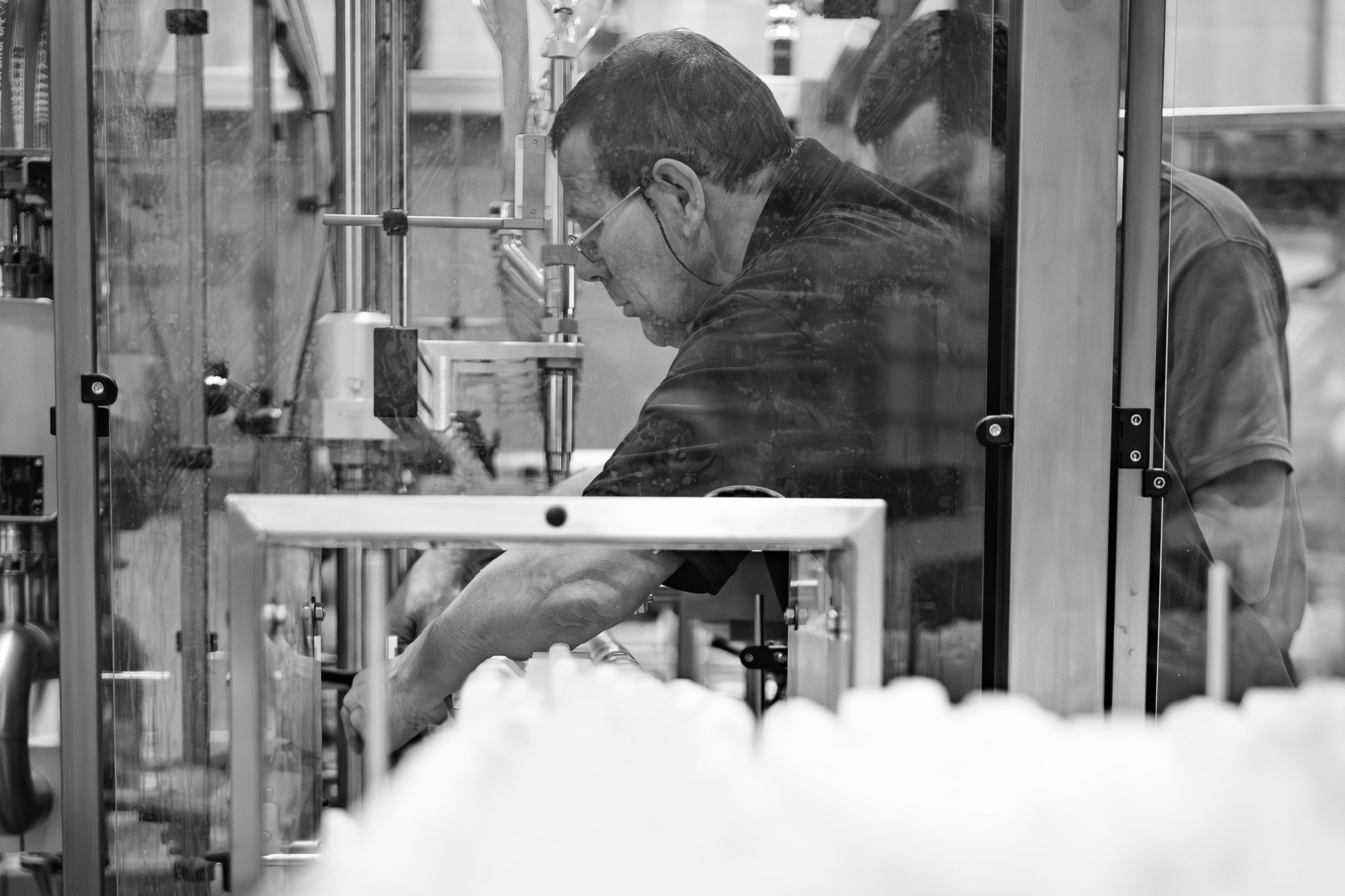 Het gereed maken van de volautomatische afvulmachine.