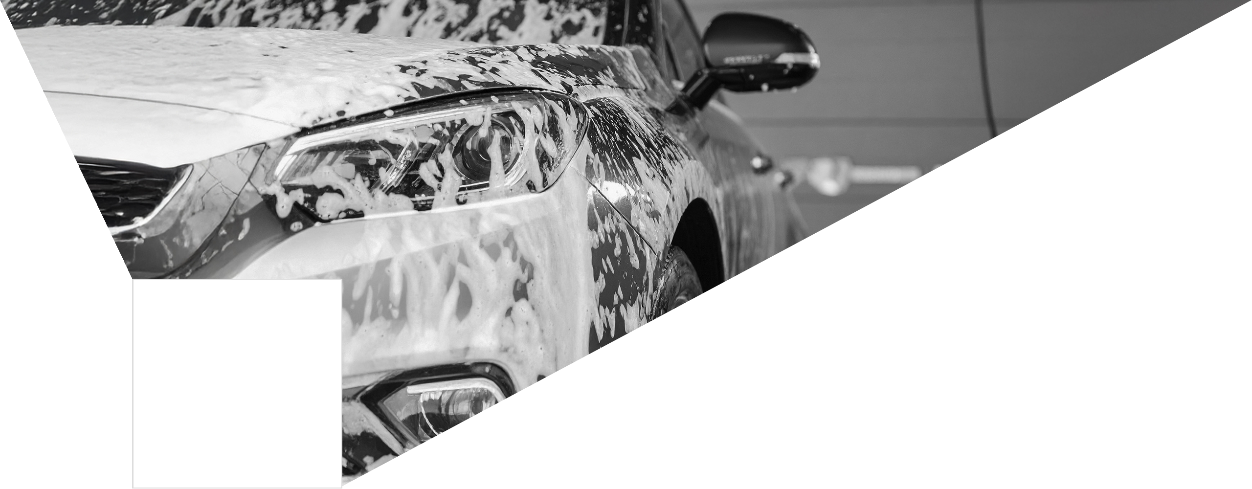 Auto die ingezeept is met autoshampoo.