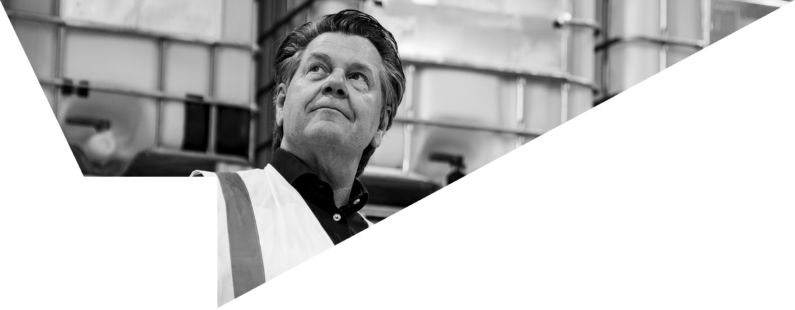 Privatelabel-specialist kijkend de fabriek in.